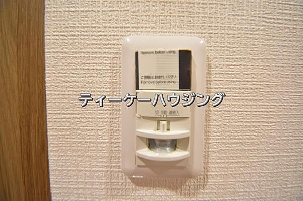 玄関には人感センサー付きの照明を設置しました。