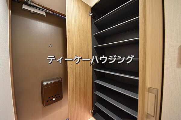 収納力たっぷり。ゆとりのシューズボックスにはママのブーツもラクラク入ります。