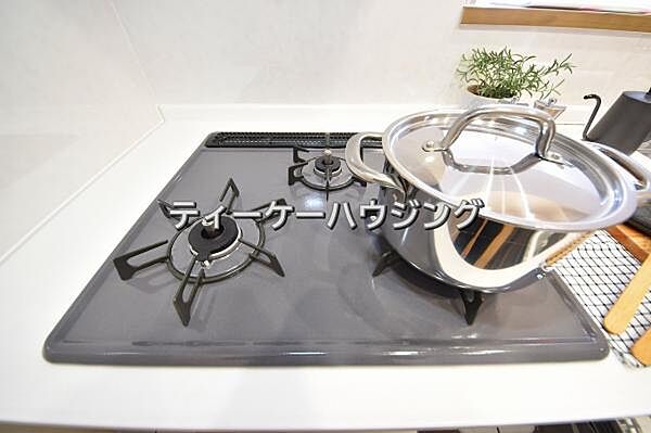 三つの調理が同時に出来てお料理時間を一気に短縮。三口ホーロートップコンロ