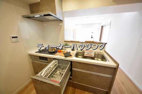 対面式キッチンからはご家族の笑顔を眺めながらお料理して頂けます。毎日の炊事が楽しくなりますね。