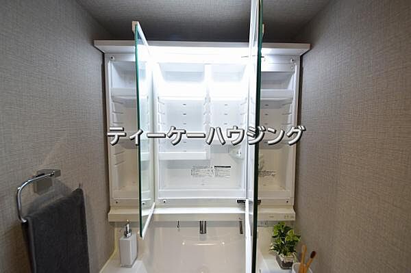 三面鏡の裏には収納がたっぷり。洗面室をすっきりきれいに使えます。