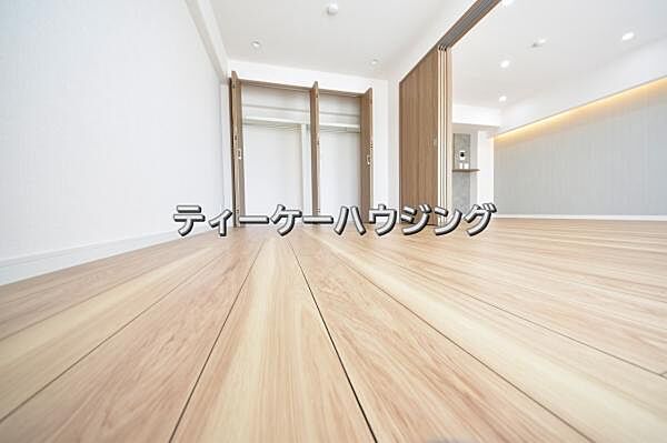 南に面した洋室は採光、通風に優れた心地よい空間です。