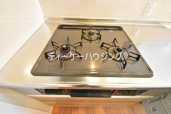 三つの調理が同時に出来てお料理時間を一気に短縮。三口ホーロートップコンロ