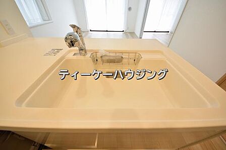 家族と触れ合いを大切にできる対面キッチンです。浄水器付きです。