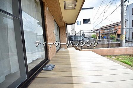 広々したバルコニーは日々の暮らしに、ゆとりと優雅さをもたらしてくれる筈です。