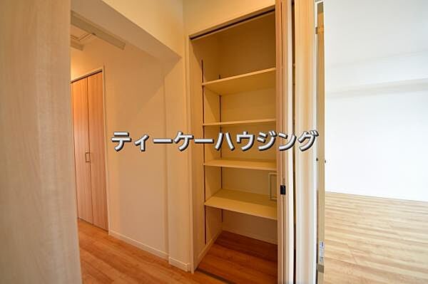 廊下に収納があると助かりますよね。