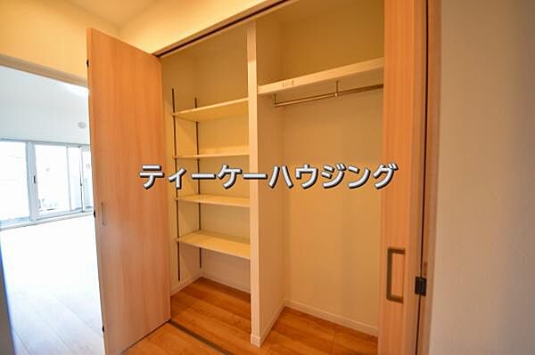 廊下に収納があると助かりますよね。