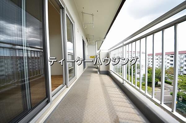 広々した2面バルコニーは日々の暮らしに、ゆとりと優雅さをもたらしてくれる筈です。