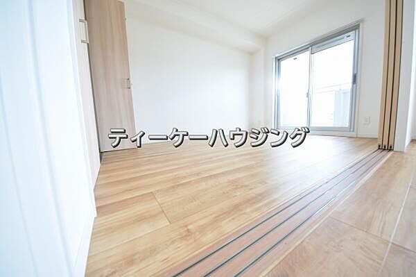 バルコニーに面した明るくて、風通しの良い心地よい洋室です。
