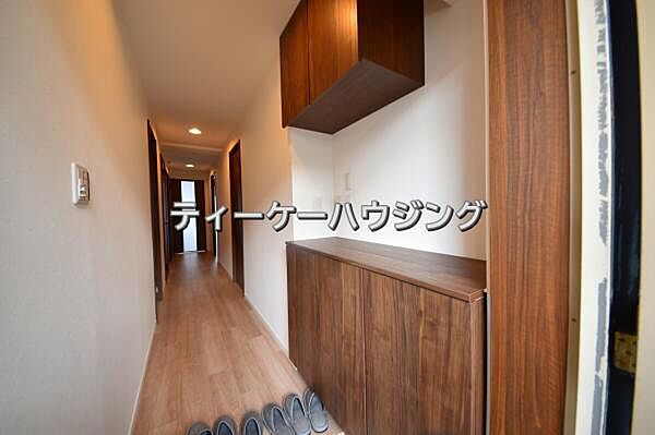 収納力たっぷり。ゆとりのシューズボックスにはママのブーツもラクラク入ります。