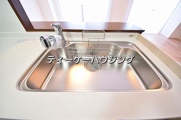 家族と触れ合いを大切にできる対面キッチンです。浄水器付きです。
