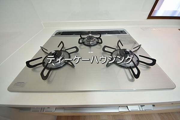 三つの調理が同時に出来てお料理時間を一気に短縮。三口ホーロートップコンロ