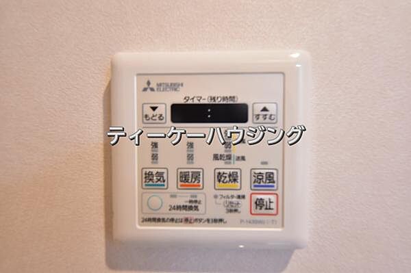 浴室暖房乾燥機がバスルーム内を換気して、カビの発生を抑えます。お洗濯物もよく乾きます。