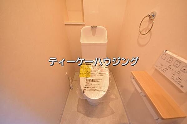 温水洗浄機能付き便座を標準装備。清潔で快適な空間を演出します。