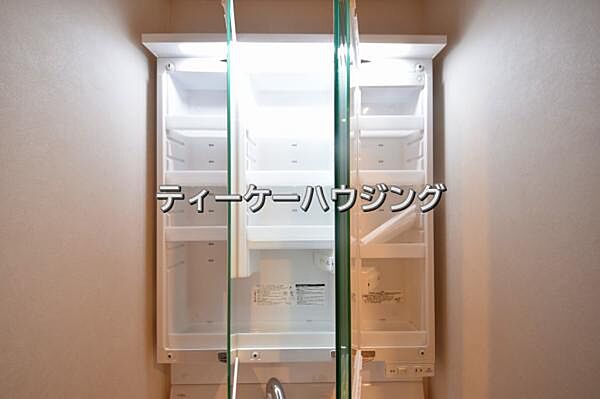 三面鏡の裏には収納がたっぷり。洗面室をすっきりきれいに使えます。