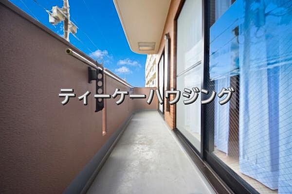 広々したバルコニーは日々の暮らしに、ゆとりと優雅さをもたらしてくれる筈です。