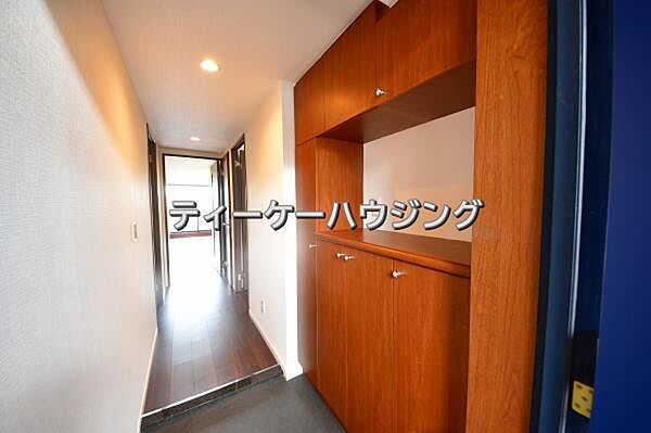 収納力たっぷり。ゆとりのシューズボックスにはママのブーツもラクラク入ります。