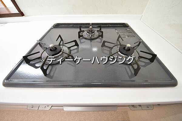三つの調理が同時に出来てお料理時間を一気に短縮。三口ホーロートップコンロ