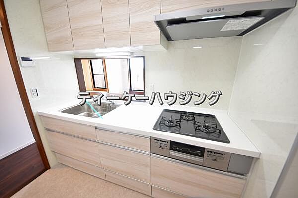 対面式キッチンからはご家族の笑顔を眺めながらお料理して頂けます。毎日の炊事が楽しくなりますね。