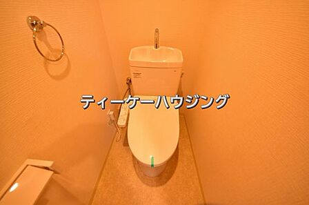 温水洗浄機能付き便座を標準装備。清潔で快適な空間を演出します。