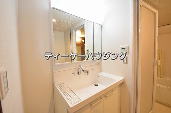清潔感のあるボウル。開放感ある空間と、十分な大きさの鏡も自慢です。