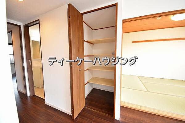 リビングに収納があると助かりますよね。