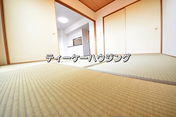 畳には空気が多く含まれているので、空気の層が音を吸収。元気いっぱいの子供さんも伸び伸び遊べます。