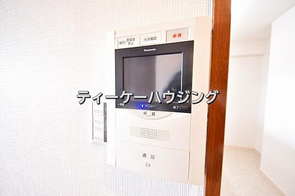 室内から来訪者の確認ができます。モニター付きインターフォン