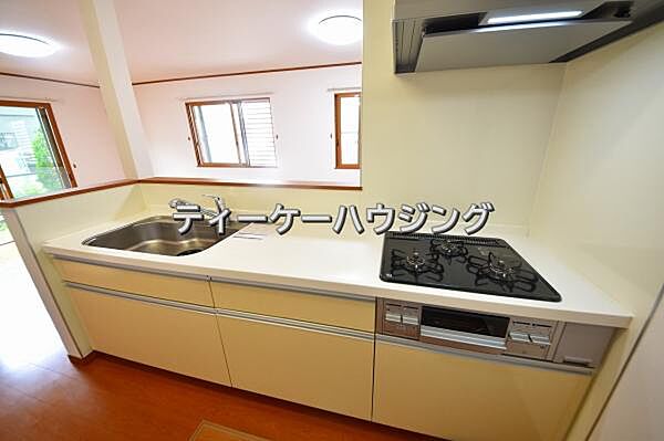 対面式キッチンからはご家族の笑顔を眺めながらお料理して頂けます。毎日の炊事が楽しくなりますね。