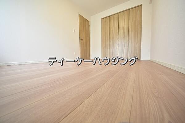 南に面した洋室は採光、通風に優れた心地よい空間です。