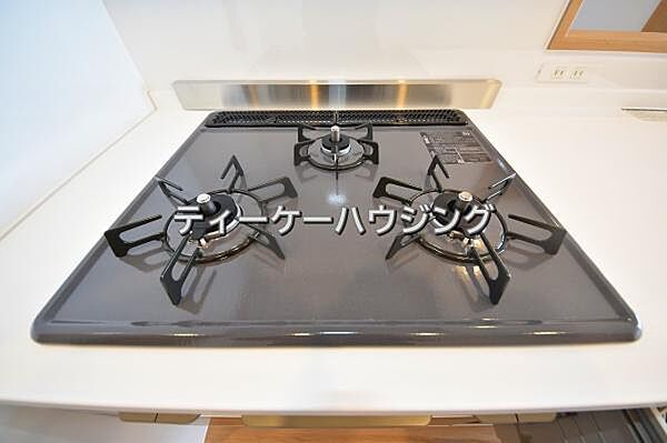 三つの調理が同時に出来てお料理時間を一気に短縮。三口ホーロートップコンロ