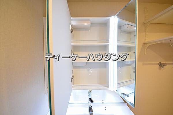 三面鏡の裏には収納がたっぷり。洗面室をすっきりきれいに使えます