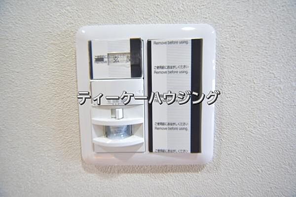 玄関には人感センサー付きの照明を設置しました。