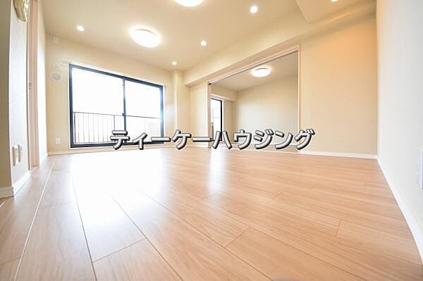 彩光をふんだんに取り入れた明るいリビングは”使いやすい形”にもこだわりました。