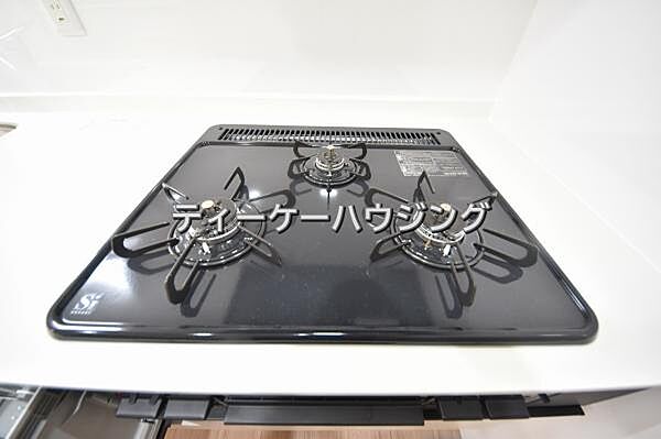 三つの調理が同時に出来てお料理時間を一気に短縮。三口ホーロートップコンロ
