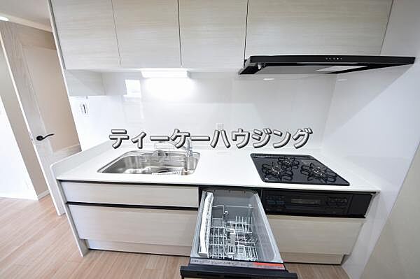 背面スペースも十分に確保された広いキッチンです。