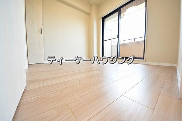 バルコニーに面した明るくて、風通しの良い心地よい洋室です。