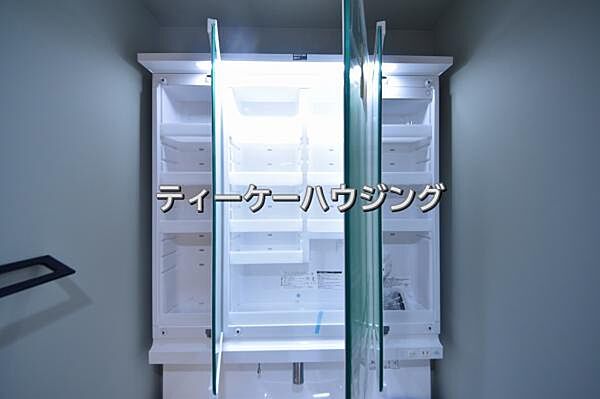三面鏡の裏には収納がたっぷり。洗面室をすっきりきれいに使えます