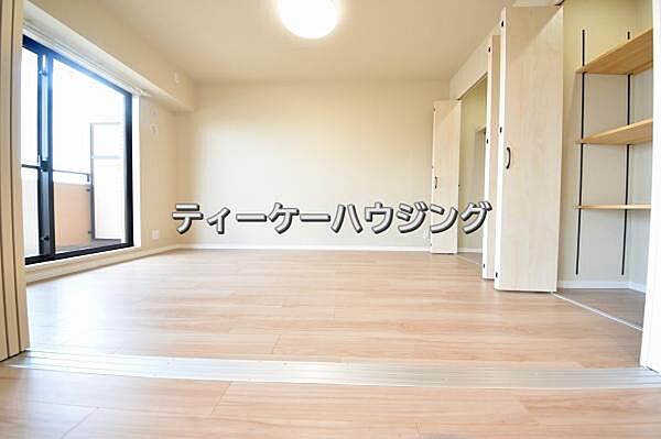 バルコニーに面した明るくて、風通しの良い心地よい洋室です。