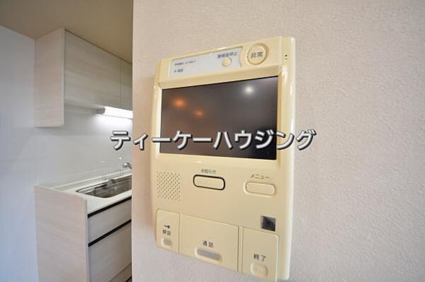 室内から来訪者の確認ができます。カラーモニター付きインターフォン。