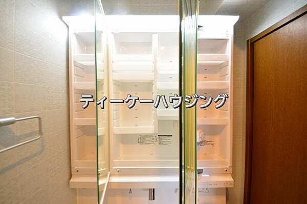 三面鏡の裏には収納がたっぷり。洗面室をすっきりきれいに使えます。