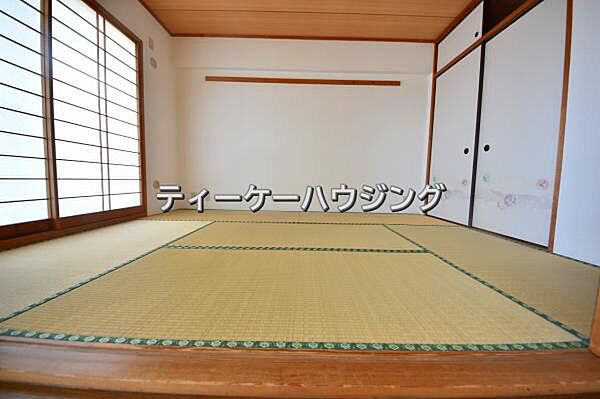 バルコニーに面した明るくて、風通しの良い心地よい和室です。