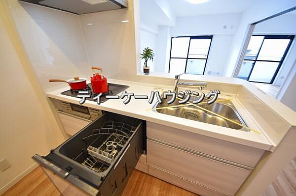 対面式キッチンからはご家族の笑顔を眺めながらお料理して頂けます。毎日の炊事が楽しくなりますね。