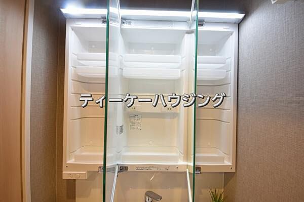 三面鏡の裏には収納がたっぷり。洗面室をすっきりきれいに使えます。