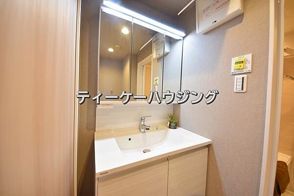 清潔感のあるボウル。開放感ある空間と、十分な大きさの鏡も自慢です。