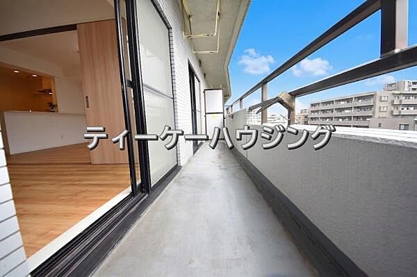 広々したバルコニーは日々の暮らしに、ゆとりと優雅さをもたらしてくれる筈です。