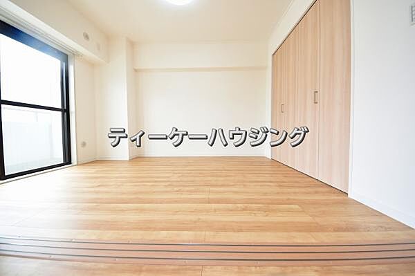 バルコニーに面した明るくて、風通しの良い心地よい洋室です。