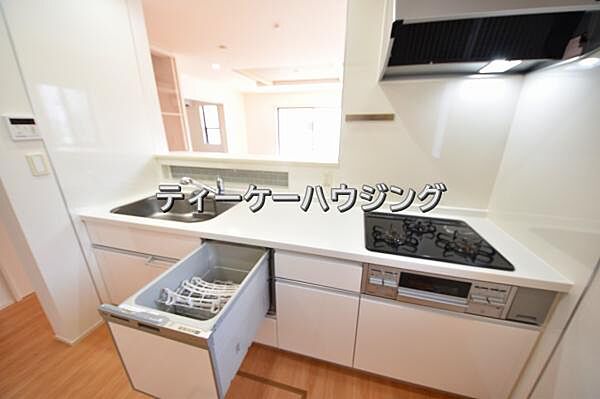 対面式キッチンからはご家族の笑顔を眺めながらお料理して頂けます。毎日の炊事が楽しくなりますね。