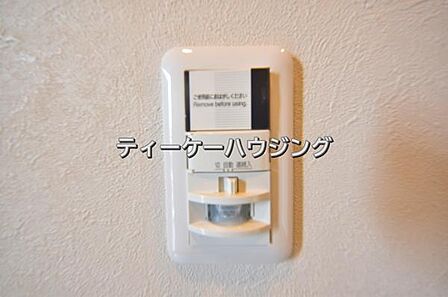 玄関には人感センサー付きの照明を設置しました。