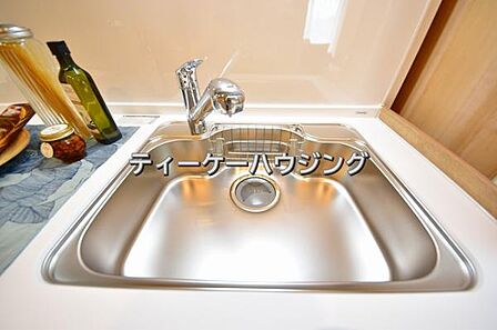 いつでも清潔に、お手入れ楽々なシンク。浄水機能を備えた水栓も魅力です。